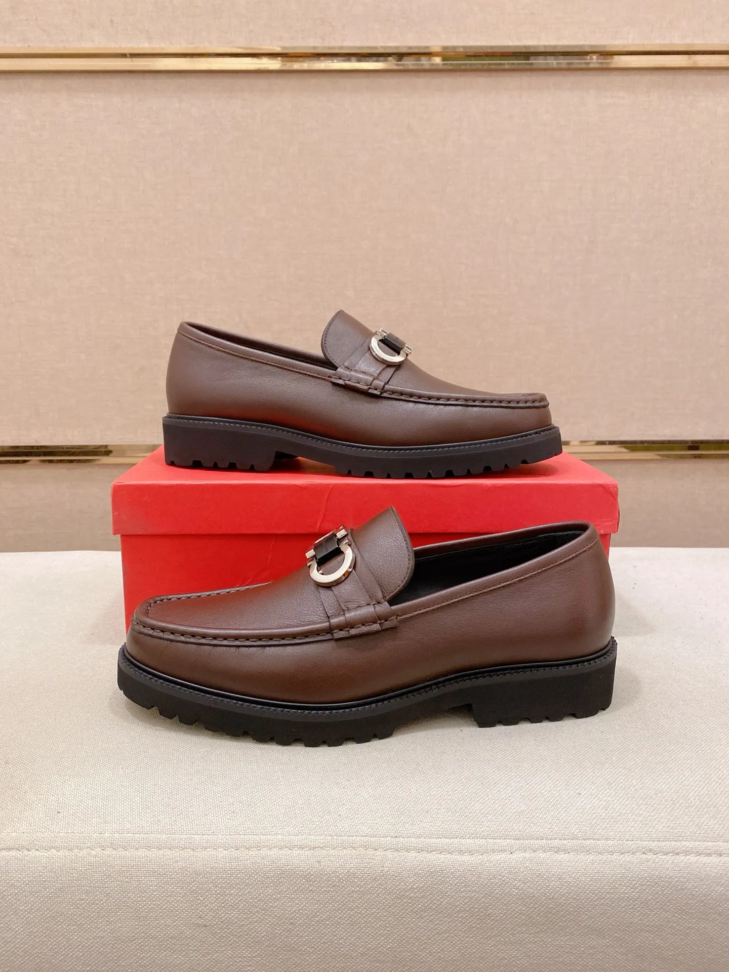 Men's shoes💰: 560💰 High version Ferragamo quality! 🆕🆕Exclusive hot-selling products in stock🔥🔥New products on the shelves, high-quality shoes, high-end driving shoes, with complete packaging! 💪 💪 Material: imported patented cowhide 🐂 + imported high-quality water-dyed cowhide lining + wear-resistant outsole 👍🏻👍🏻 Features: high-end and comfortable, purely handmade 🚀 🚀 Create the perfect shoes that suit you best 🔥 🔥 Size: (38-44) Can be customized 45 non-returnable!